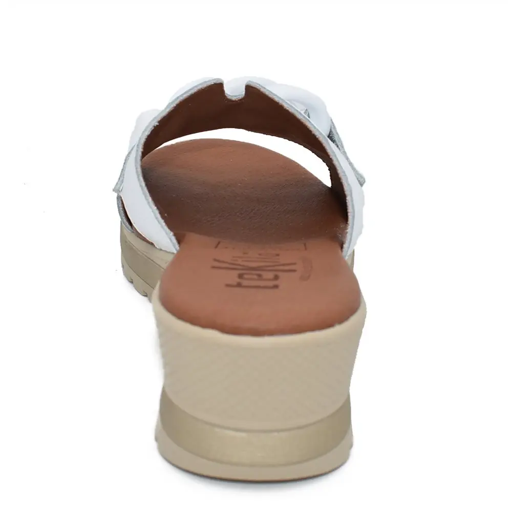PlatiNum leather sandals styling