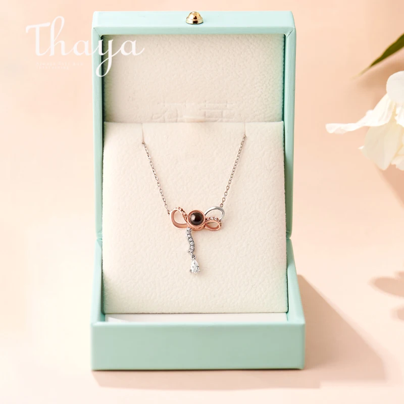 Thaya 925 пробы Серебряное ожерелье с бантиком Love You проецируемое розовым золотом ожерелье для женщин лучший подарок для нее