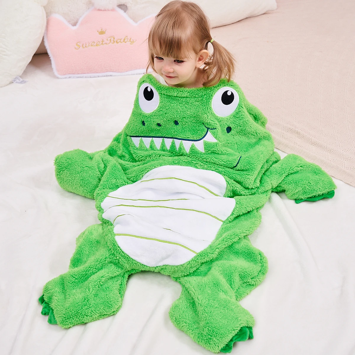 

SINOGEM Alligator Blanket for Kids-Plush Animal Sleeping Bag for Boys , Pocket Style Crocodile Blanket for Movie Night,Sleepover