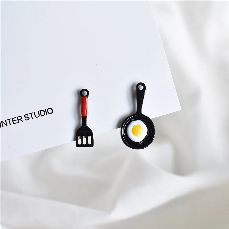 Super Cute Alloy Dripping Oil Asymmetric Spatula Fried Egg Pan Earrings Creative Jewelry Stud for women | Украшения и аксессуары