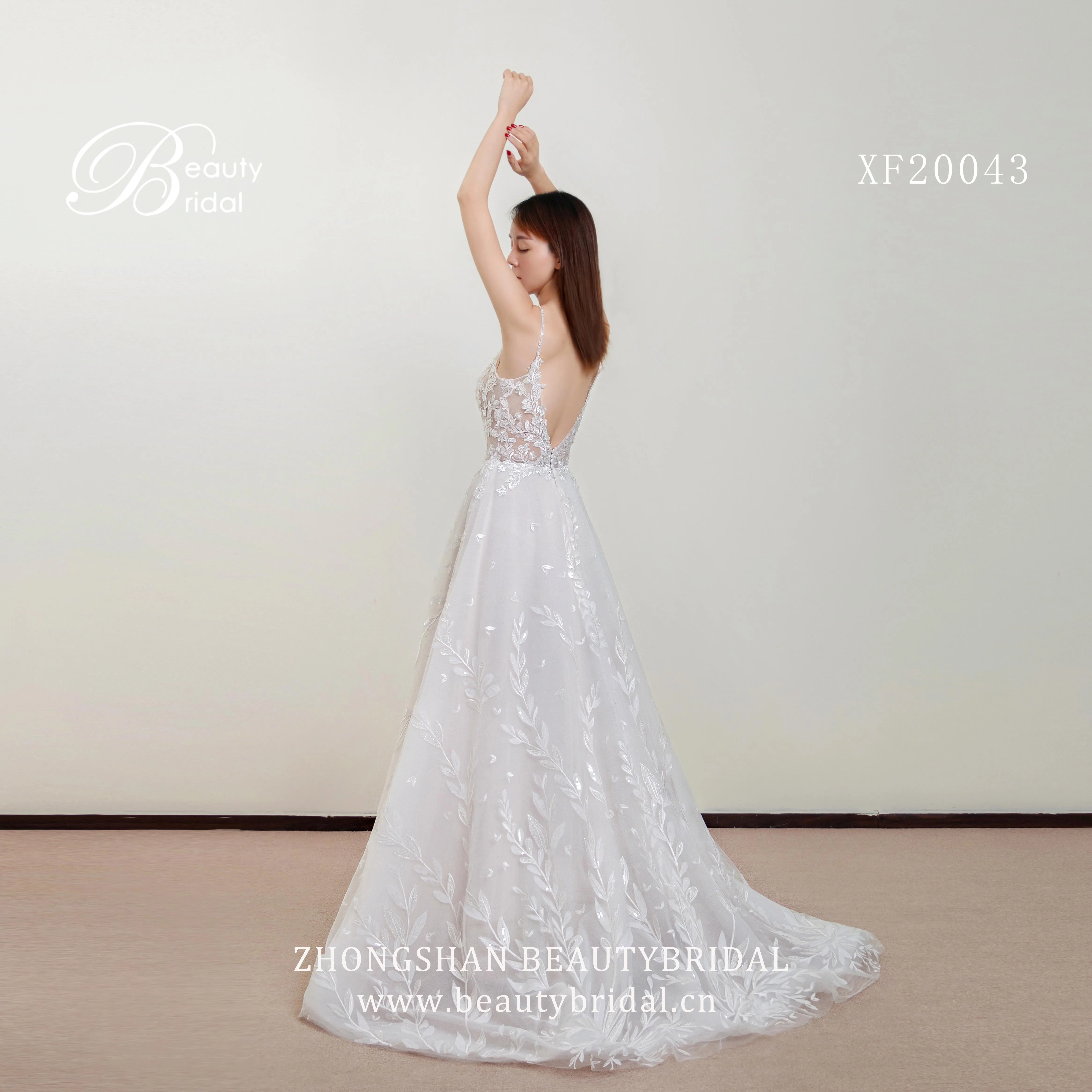 Свадебные платья с v образным вырезом со шлейфом кружевной аппликацией