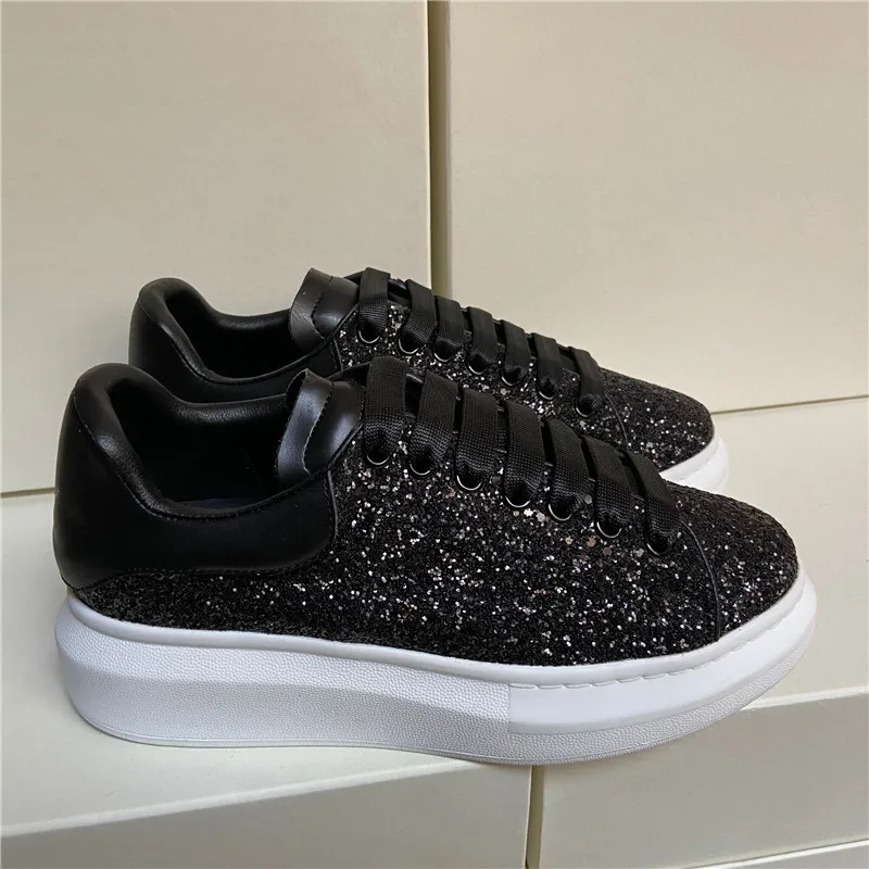 Las zapatillas nuevas se cubren con lentejuelas negras rugosas y cebollas doradas, que son muy brillantes y encantadoras, y combinan geniales s