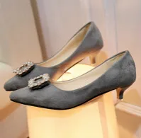 Роскошная женская обувь из флока на низком каблуке, украшенная жемчугом обувь принцессы с острым носком широкий выбор размеров 48-34, 47, серый и черный цвета,, американский стиль