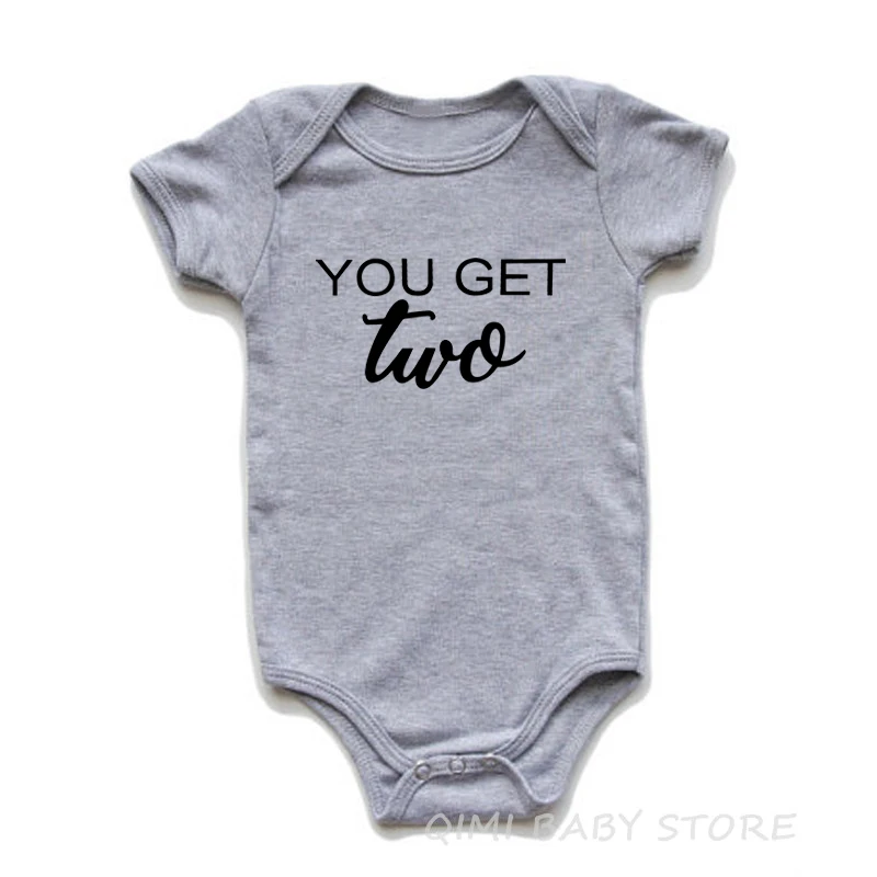 Одежда для новорожденных близнецов одежда для маленьких мальчиков и девочек хлопок буква принт комбинезон игровой костюм с коротким рукавом одинаковые комплекты - Цвет: Get Two-Grey