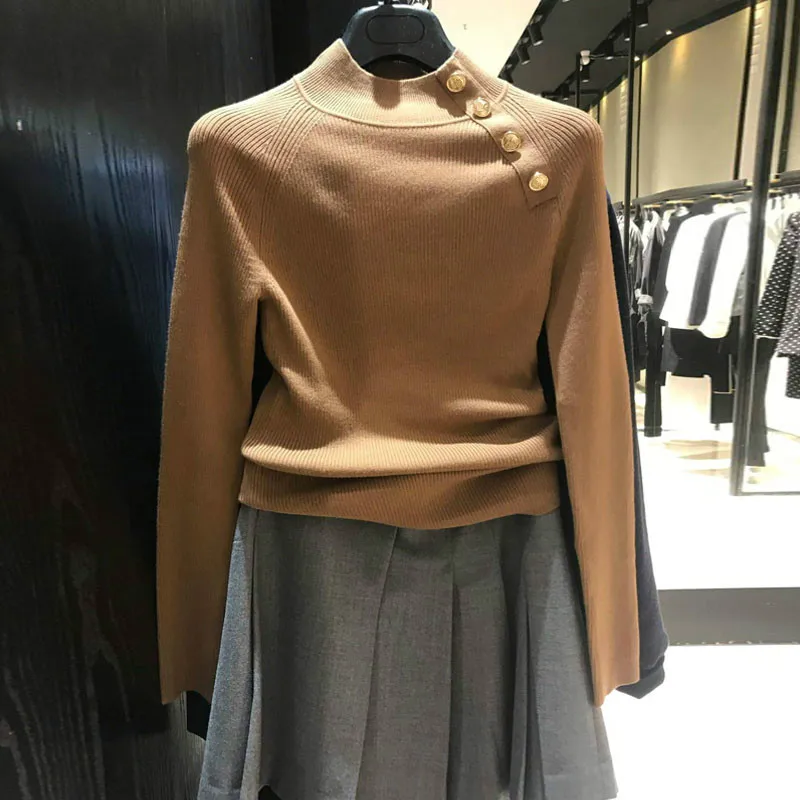 Пуловер женский зимний облегающий однотонный с металлическими пряжками высоким