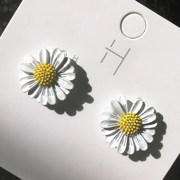 

Fashion White Pink Daisy Stud earrings For Women Romantic Flowers Earring Minimalist Earring Jewelry Gift SE36