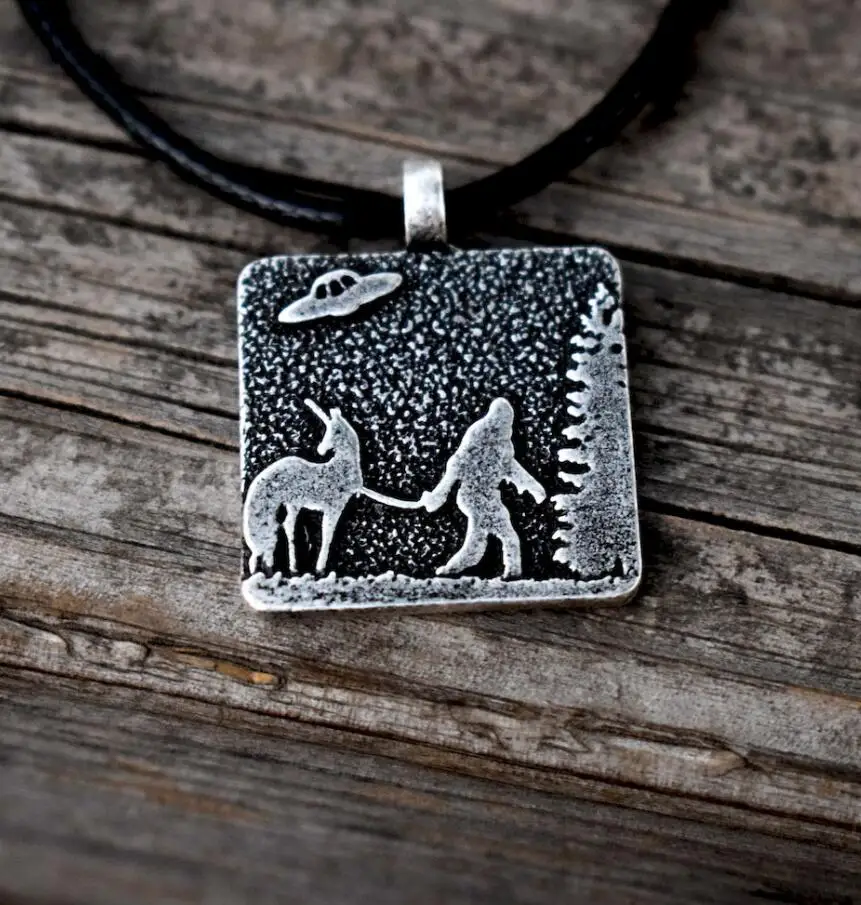 SanLan 10pcs Sasquatch Bigfoot necklace under the pine tree jewelry hiking outdoor gift - Окраска металла: 02