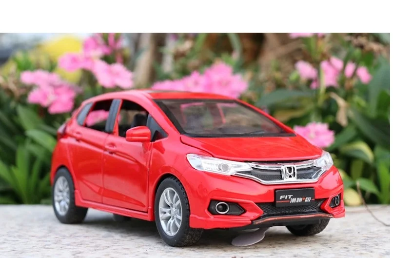 1:32 Honda Fit Металлический Игрушечный литой автомобиль литые игрушечные транспортные средства Модель автомобиля игрушки люк хэтчбек вытяжной автомобиль для детей