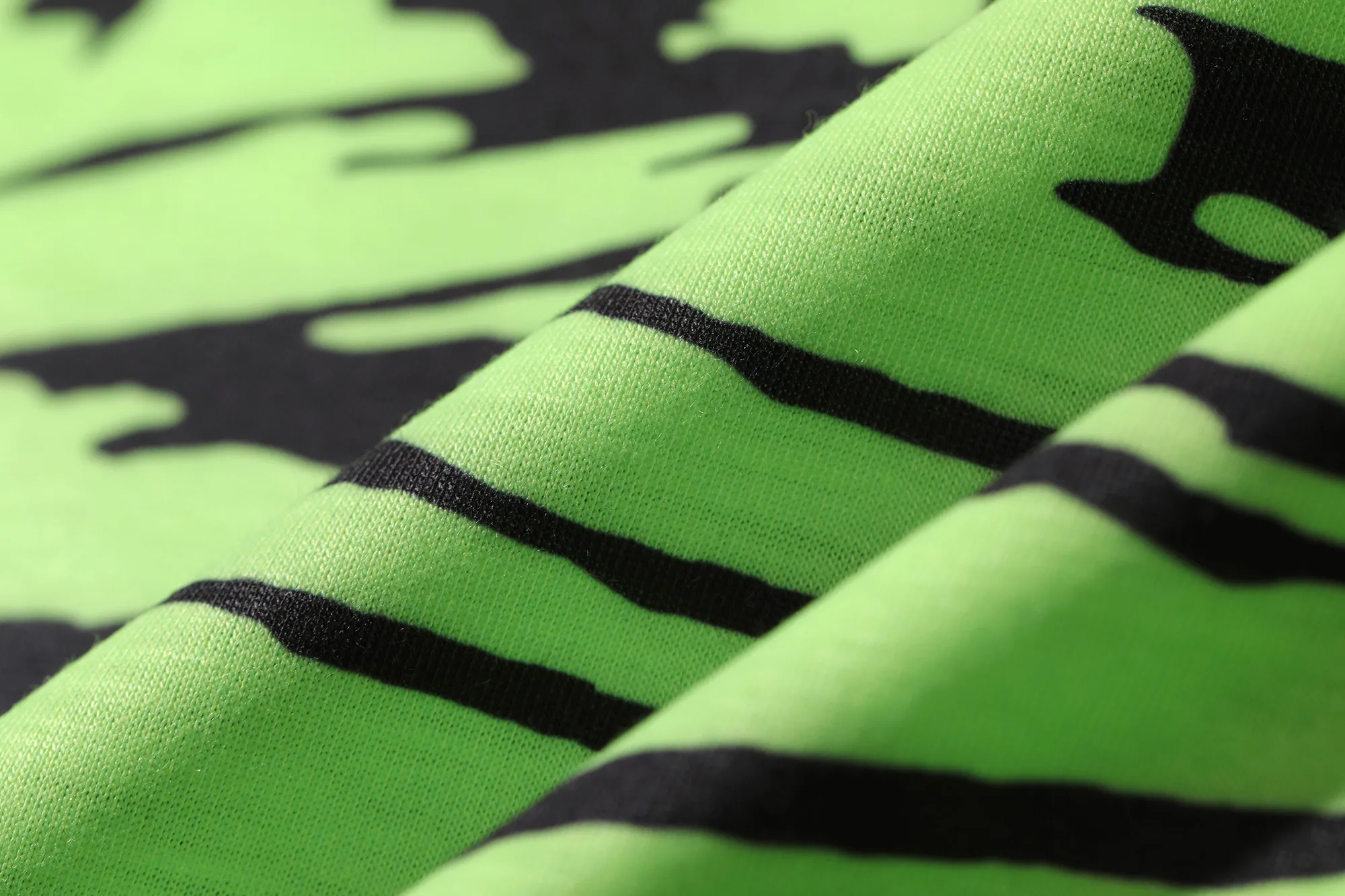 ELFSACK Harajuku Leopard Casual T-Shirts Women Tops,2020 Autumn ELF Green Striped Short Sleeve Korean Ladies Daily Basic Tee