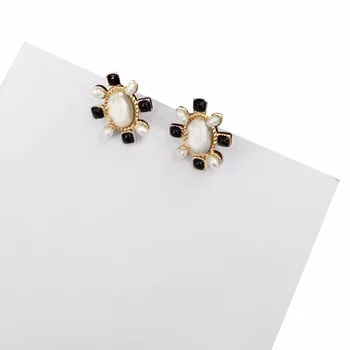 

Cute Classic Black And White Pearl Earring Girl Flower-shaped Stud Earrings Jewelry Accessories One Pair Beautiful Earring