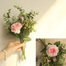 Искусственные розы цветы Свадебные букеты с поддельными растениями листья эвкалипта ягоды Свадебная вечеринка стол центральные украшения для дома