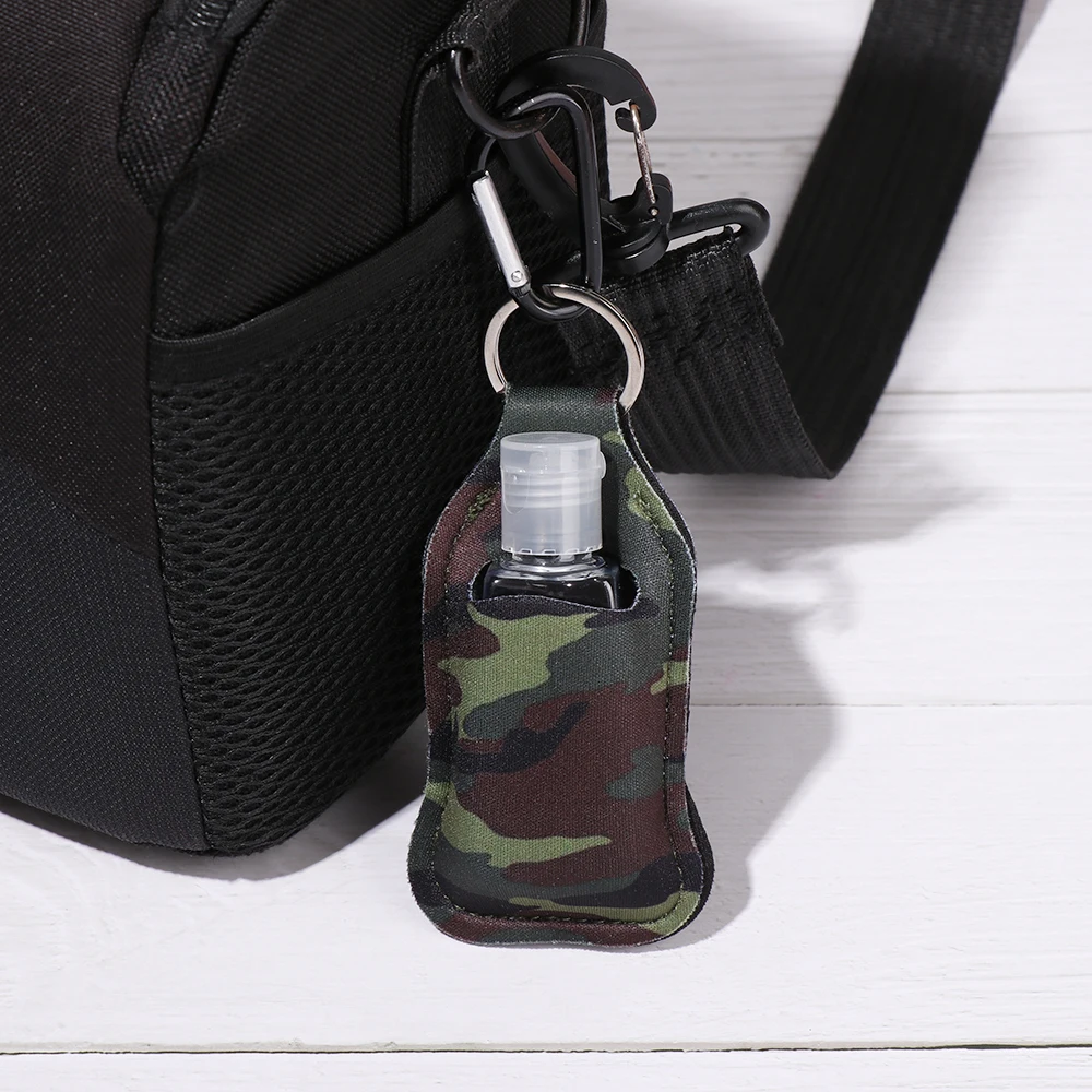 Porte-clés désinfectant accroché à un sac, solution hydroalcoolique prête à l'emploi.