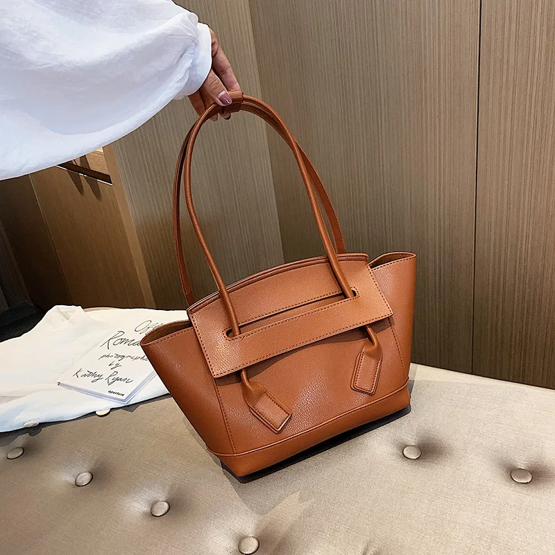 

2019 Red Ashige with Single Shoulder Wings Bat Dumplings Bags