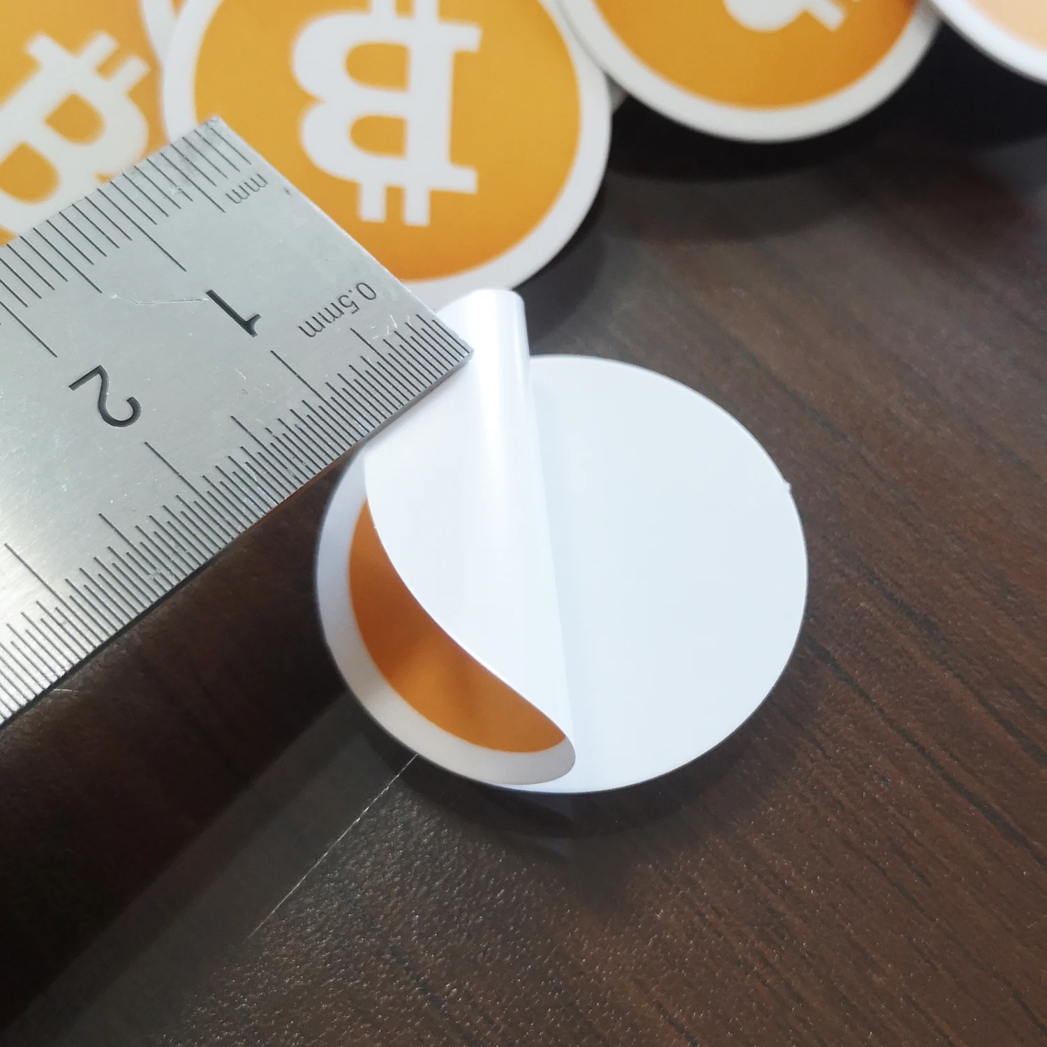 20 Stück 3,5 cm BITCOIN-LOGO-Aufkleber, wasserfest, reißfest, weißes PVC, einzeln geschnitten, für Kryptowährungen, Fans, Werbung – Detail 3