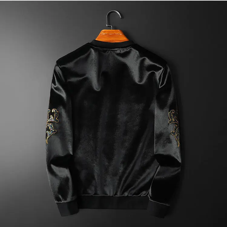 Рисунок 3 - Зимний мужской бархатный костюм с круглым вырезом