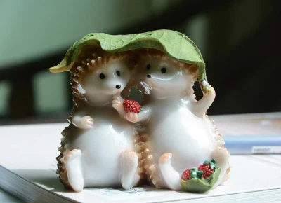 DStrawberry hedgehog Прекрасный милый мини-Ежик Сказочный Сад миниатюры смолы ремесло Статуэтка подарки для взрослых ребенок офис украшение стол - Цвет: DStrawberry hedgehog