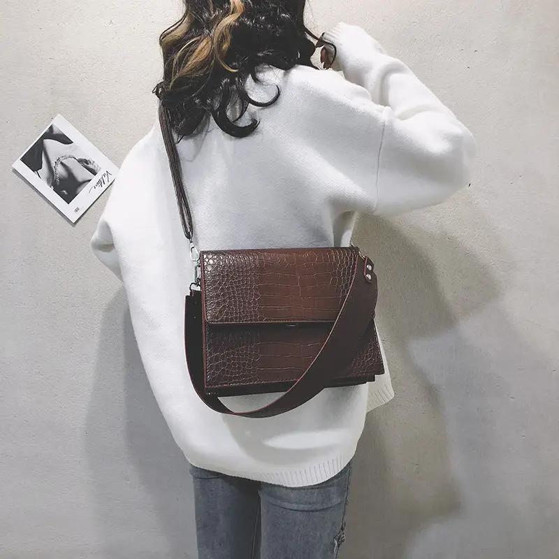 

Bag women 2019 new high-end sense net red small black bag broadband Messenger bag female retro bag
