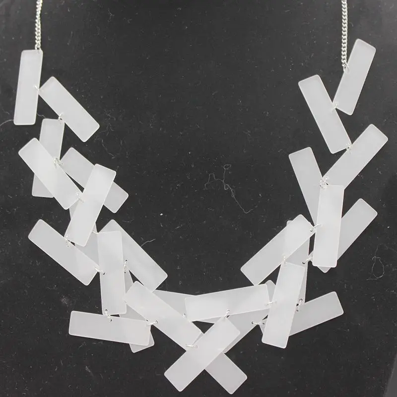 Многослойное объемное ожерелье из белой смолы с геометрическим рисунком