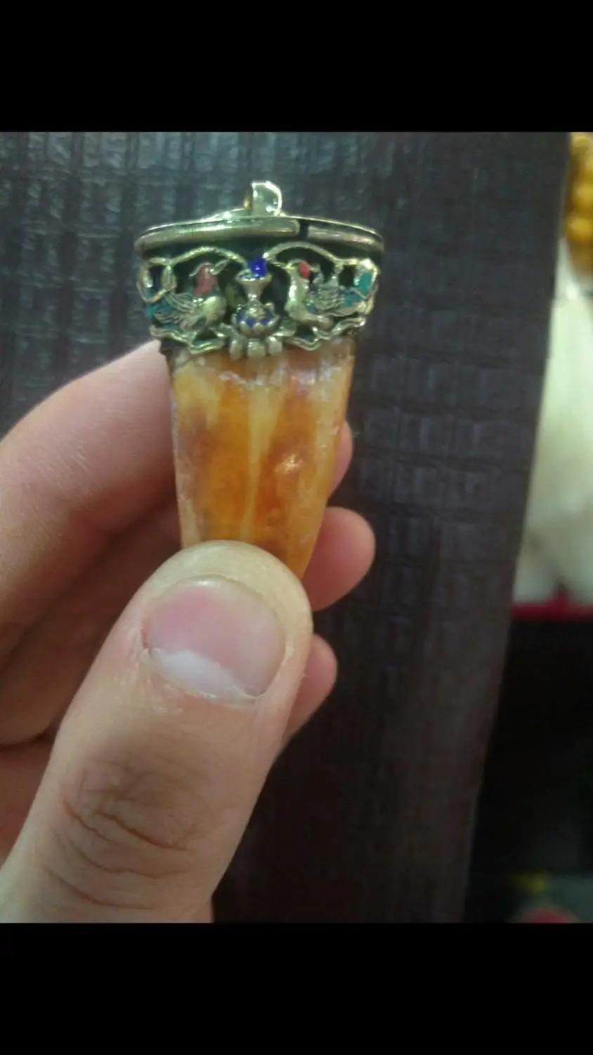León un paquete de esmalte de dientes de jabali casa antigua de la ciudad para evitar la mala suerte