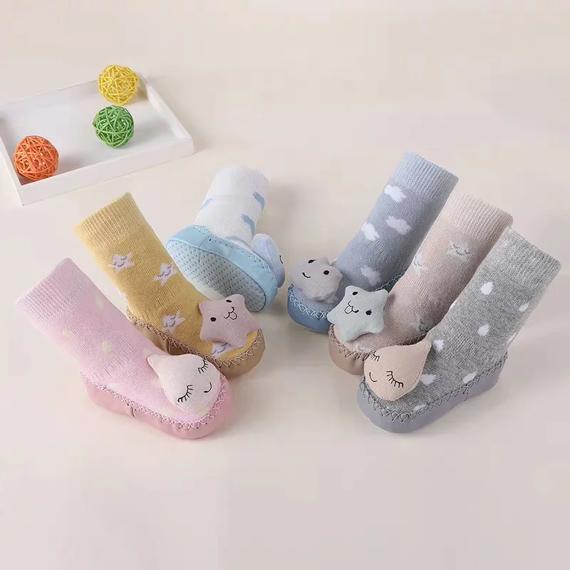 Носки для малышей; нескользящие хлопковые носки-тапочки с кукольными колокольчиками; домашние тапочки; мягкие Милые сапожки для маленьких девочек и мальчиков