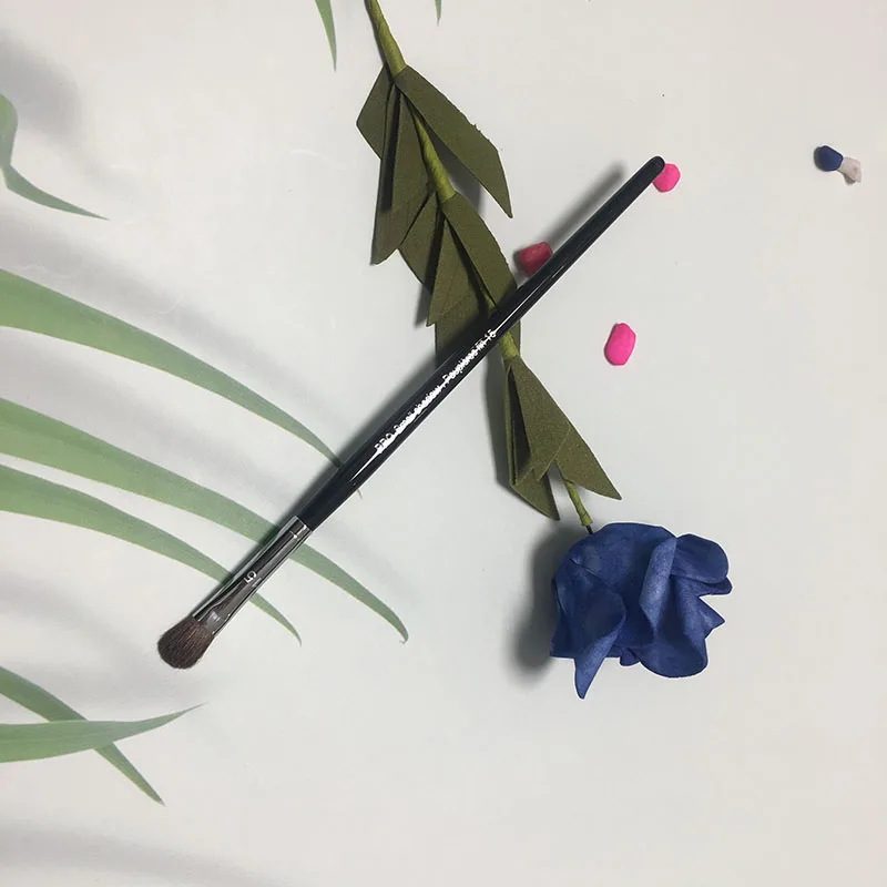 

1pcs High quality Eye Makeup Brush Copper Tube Small Eye Shadow Concealer brush Professional beauty Tools