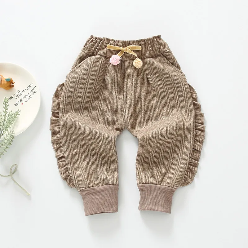 Зимние штаны для маленьких девочек бархатные штаны-шаровары с оборками для девочек детские теплые штаны с помпонами Детские Модные утепленные штаны для детей возрастом от 1 года до 4 лет - Color: Khaki