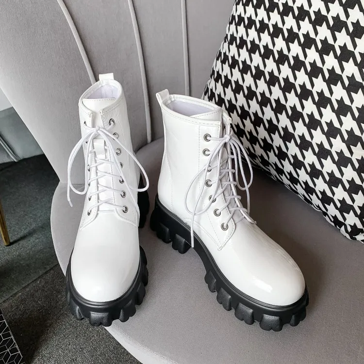 ZawsThia/Женская обувь из лакированной искусственной кожи на платформе; цвет белый, черный; мотоциклетные ботинки на танкетке со шнуровкой; женские ботильоны; большие размеры 44, 45, 46