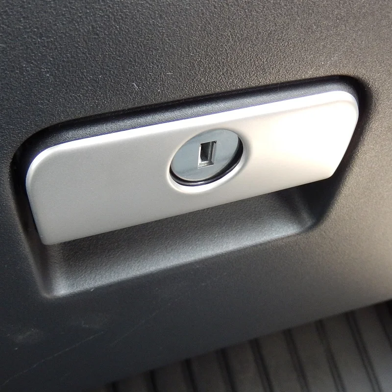 Хромированная накладка на ручку открывания дверцы перчаточного ящика бардачка