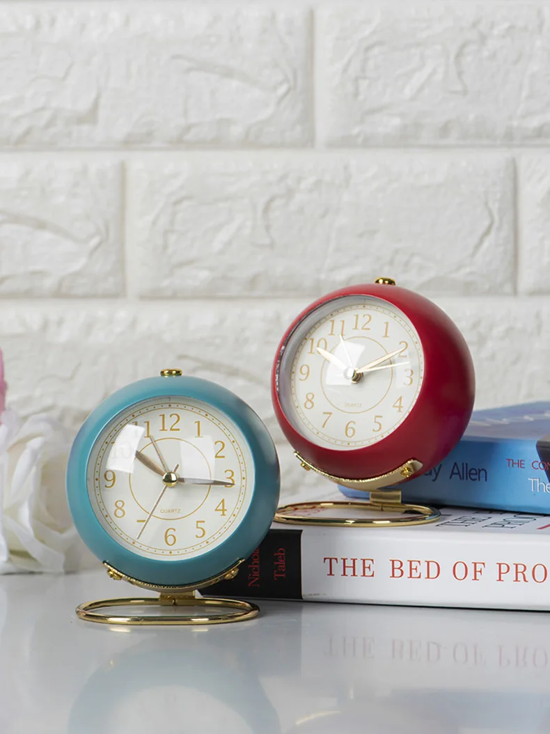 REVEIL A REMONTER ,A--Petite horloge de table rétro en métal, réveil