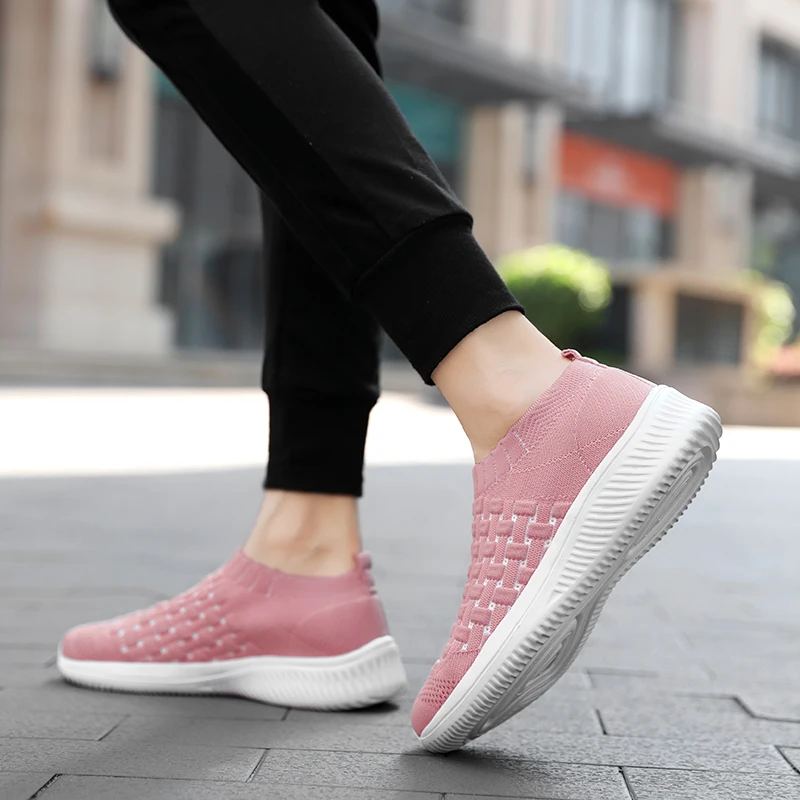 Женская прогулочная обувь Flyknit; дышащая сетка; мягкий светильник; женские кроссовки без шнуровки; нескользящая Спортивная повседневная обувь для улицы; Новинка