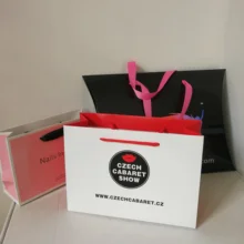 500 шт./лот стиль дизайн на заказ Роскошные ювелирные изделия бумажная Подарочная сумка для покупок с красной ручкой