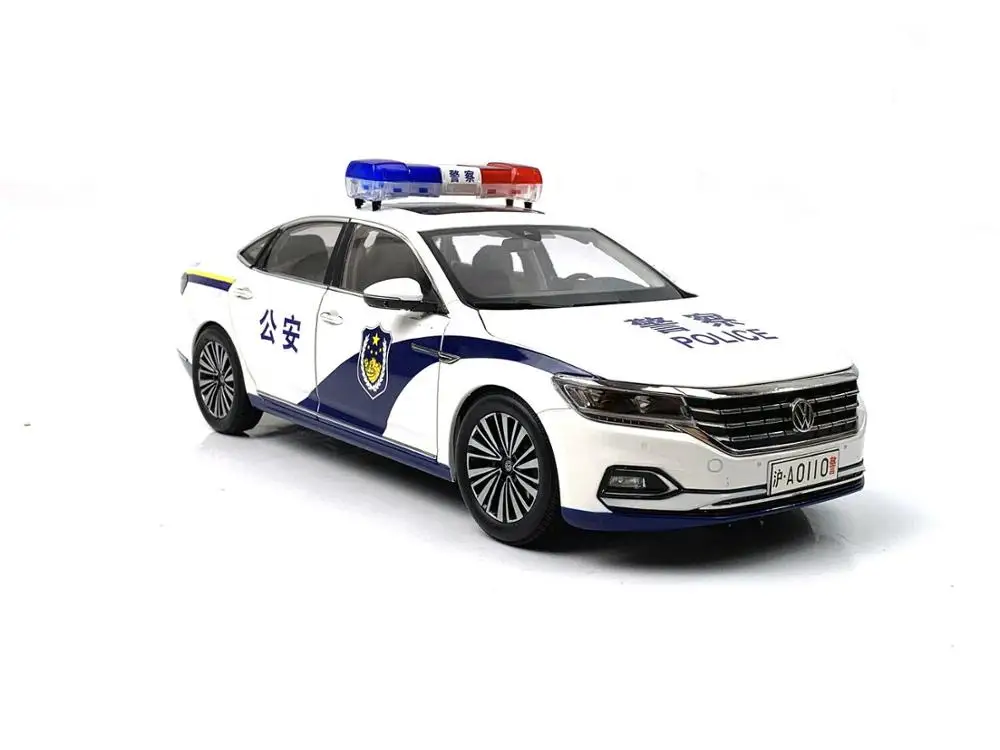 Police version 1:18 Volkswagen все новые Passat литая металлическая модель, литая под давлением passat модель полицейской машины - Цвет: Police version