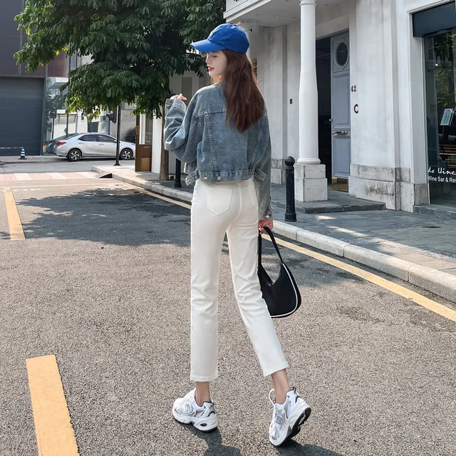 봄 트렌드를 반영한 세련되고 편안한 화이트 스키니 청바지