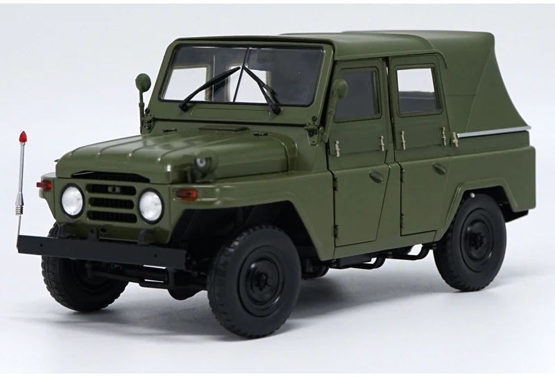 Уполномоченным завод литья под давлением 1:18 Beijing Jeep BJ212 зеленый классический игрушечный автомобиль модели для подарка, коллекция