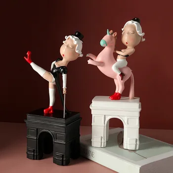 

Nordic creative lovely couples get married small resin handicrafts spot