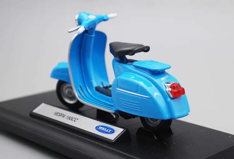 Welly Custom Vespa GTS Racing Sixties Motorcycle Bike 1:18 Scale