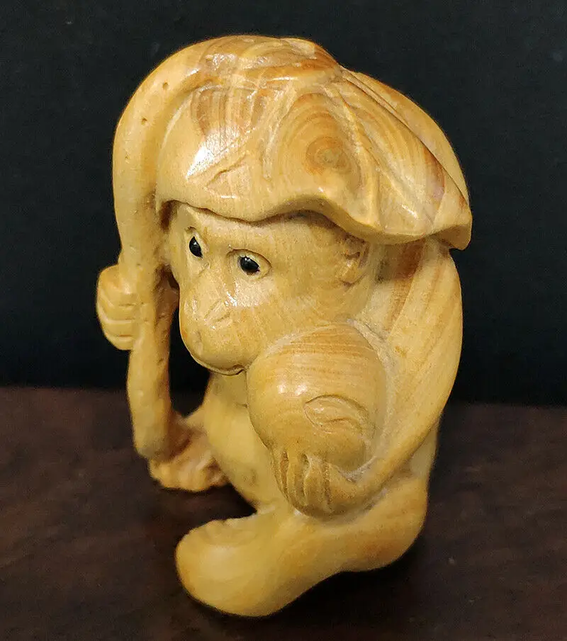 

2-Дюймовая японская резная вручную скульптура самшита Netsuke, миниатюрная обезьяна, прячущаяся от дождя-# X4599