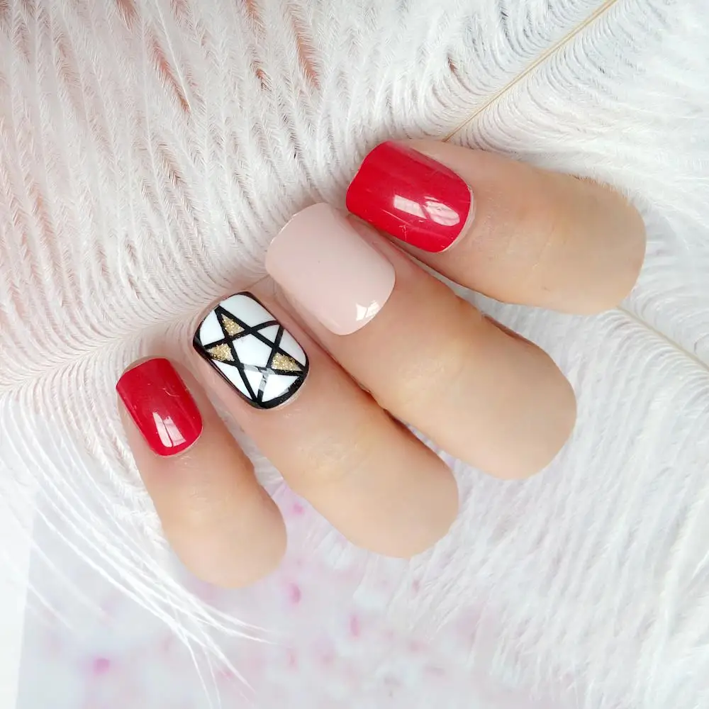 

Shiny Red Artificial False Nail With Design Glitter Gold Triangle Short Fake Nails DIY Full Cover Tips Press On Manicure Tools