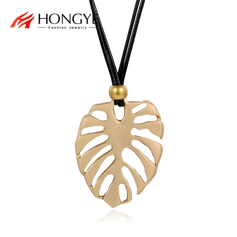 

2023 New Recommend Vintage Jewelry Unique Ethnic Necklace Pendant Perforated Disc Wood Boho Femme Collier Gift