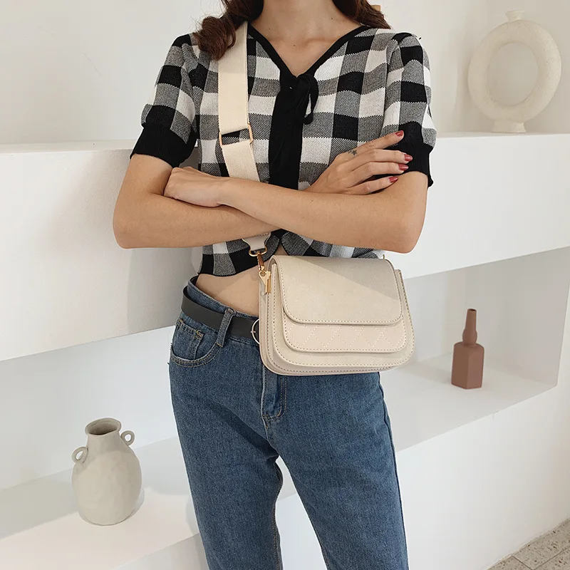 

The new handbag is stylish and has a single shoulder oblique span women's bag