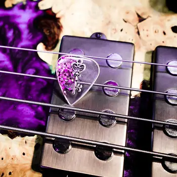 

2020 New arrival Handmade Guitar Pick Transparent Exquisite DIY Guitar Pick Necklace Thickness 1.5mm Resin Metal 3*2.5*0.15cm