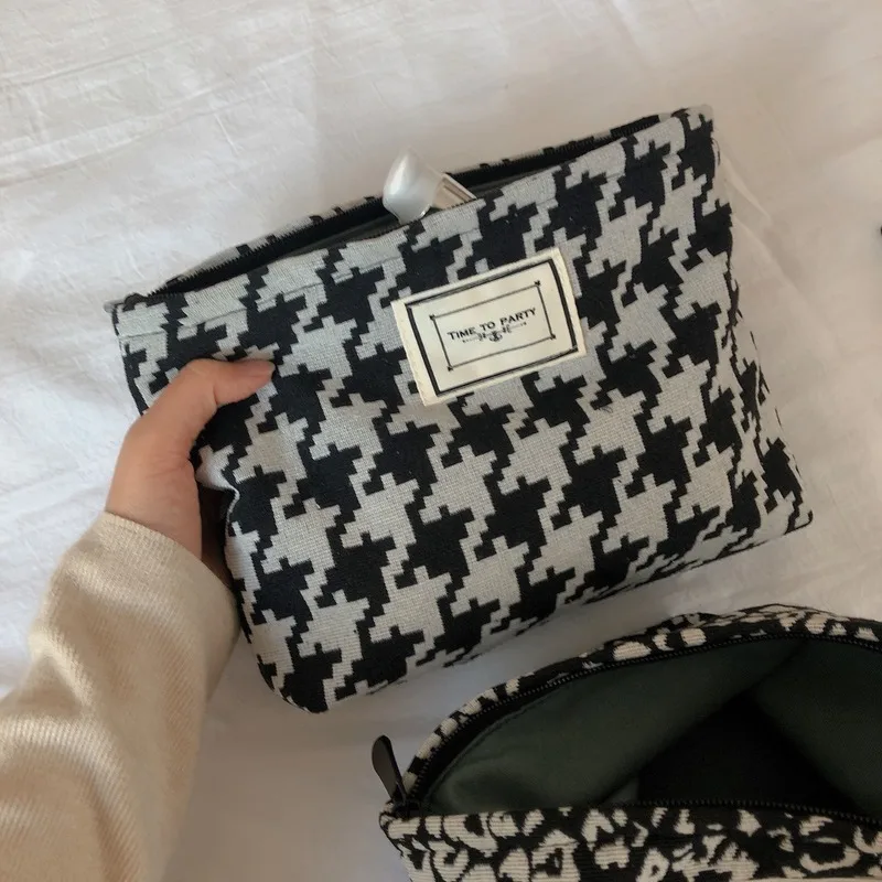 Black and White Women's Fashion Handbag Zipper Mobile Cosmetic Storage Bag Organizer Canvas Makeup Toiletry Clutch Mask Storage
