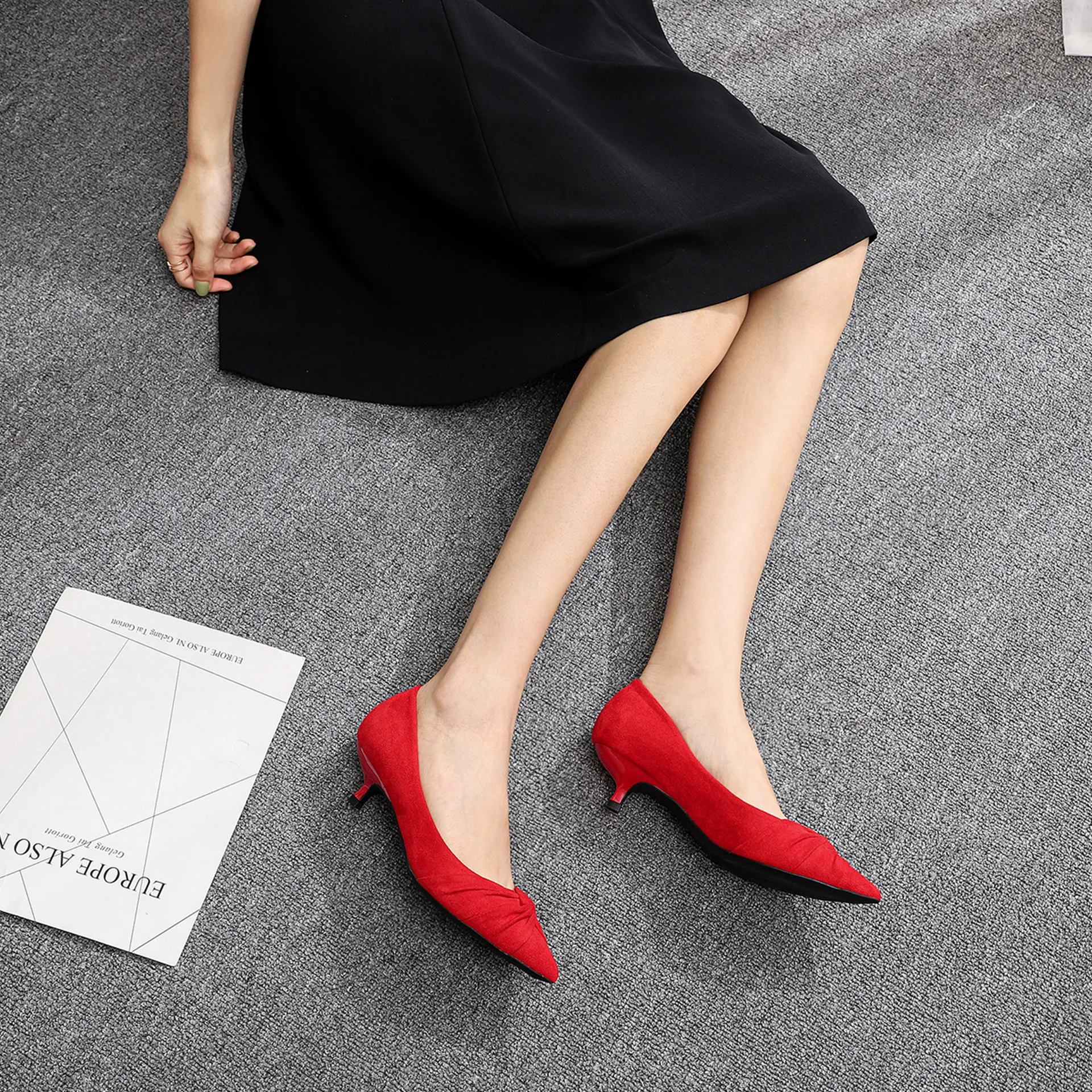Зимние красные туфли на тонком высоком каблуке; Женские однотонные элегантные однотонные свадебные туфли-лодочки из флока с острым носком на каблуке 3,5 см; Цвет Черный