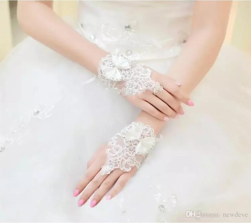 high-quality-white-fingerless-bridal-gloves-for-wedding-dresses-short-wrist-length-elegant-rhinestone-bridal-wedding-gloves-bride-glove (2)