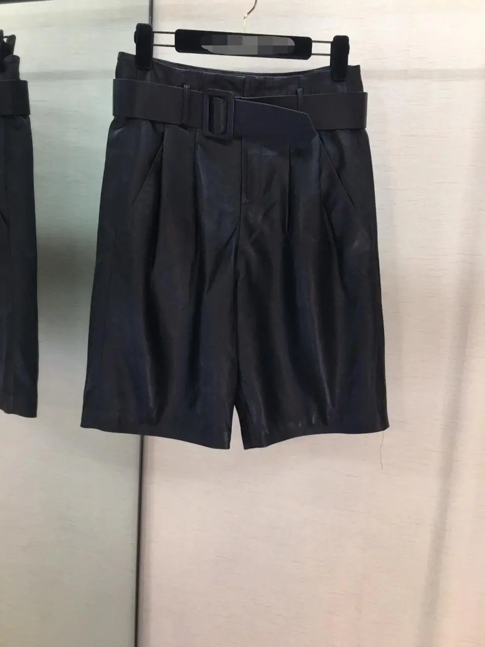 

2019 new black with belt leather shorts0910