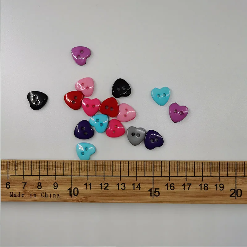 100Pcs Heart Shape Buttons Pretty Resin Buttons DIY Craft Accessories (Red)  