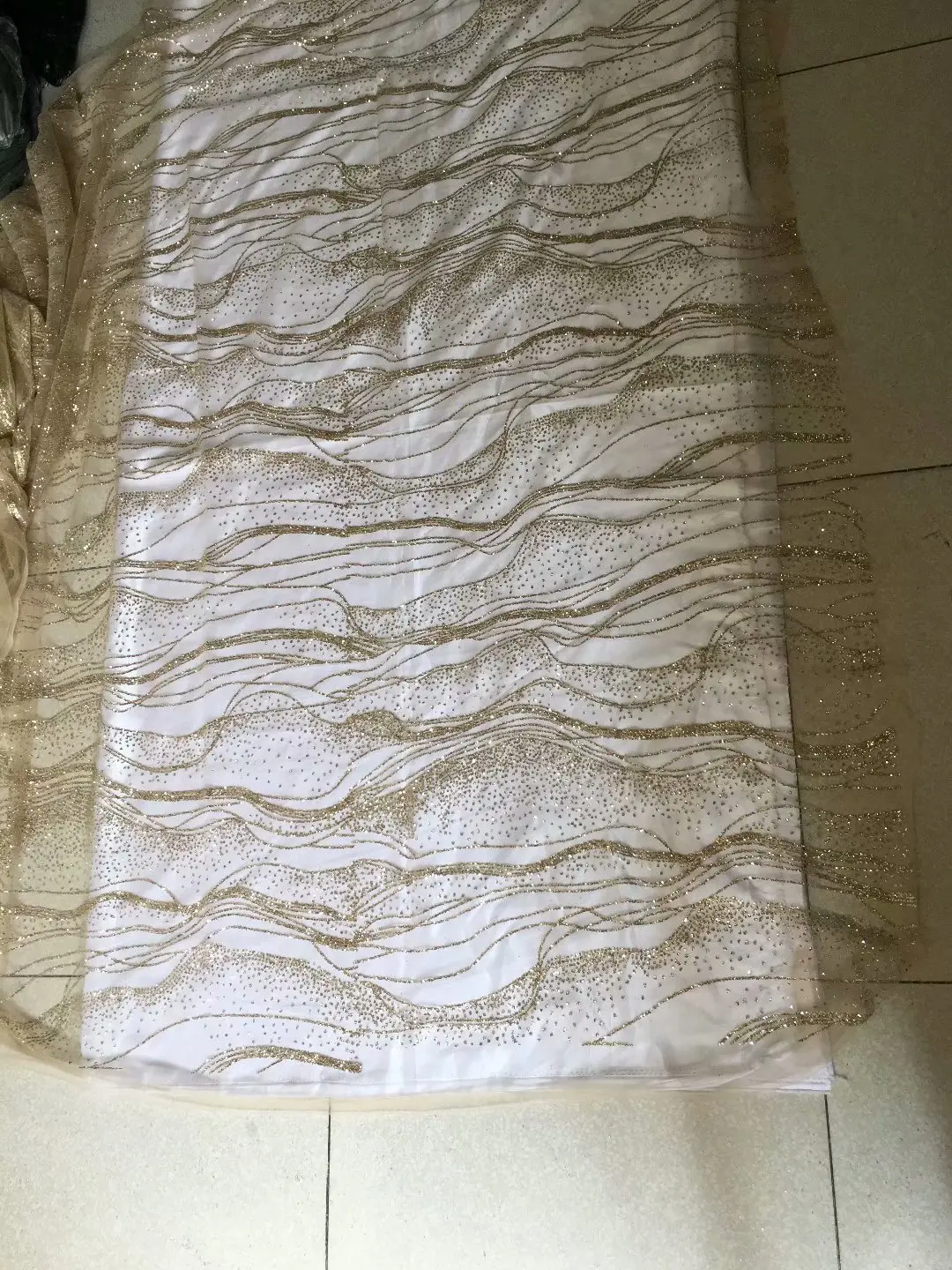 

Золото Цвет наклеенными кружевная ткань для свадебное платье с бисером и блестками для вечерние или показ мод H-181016