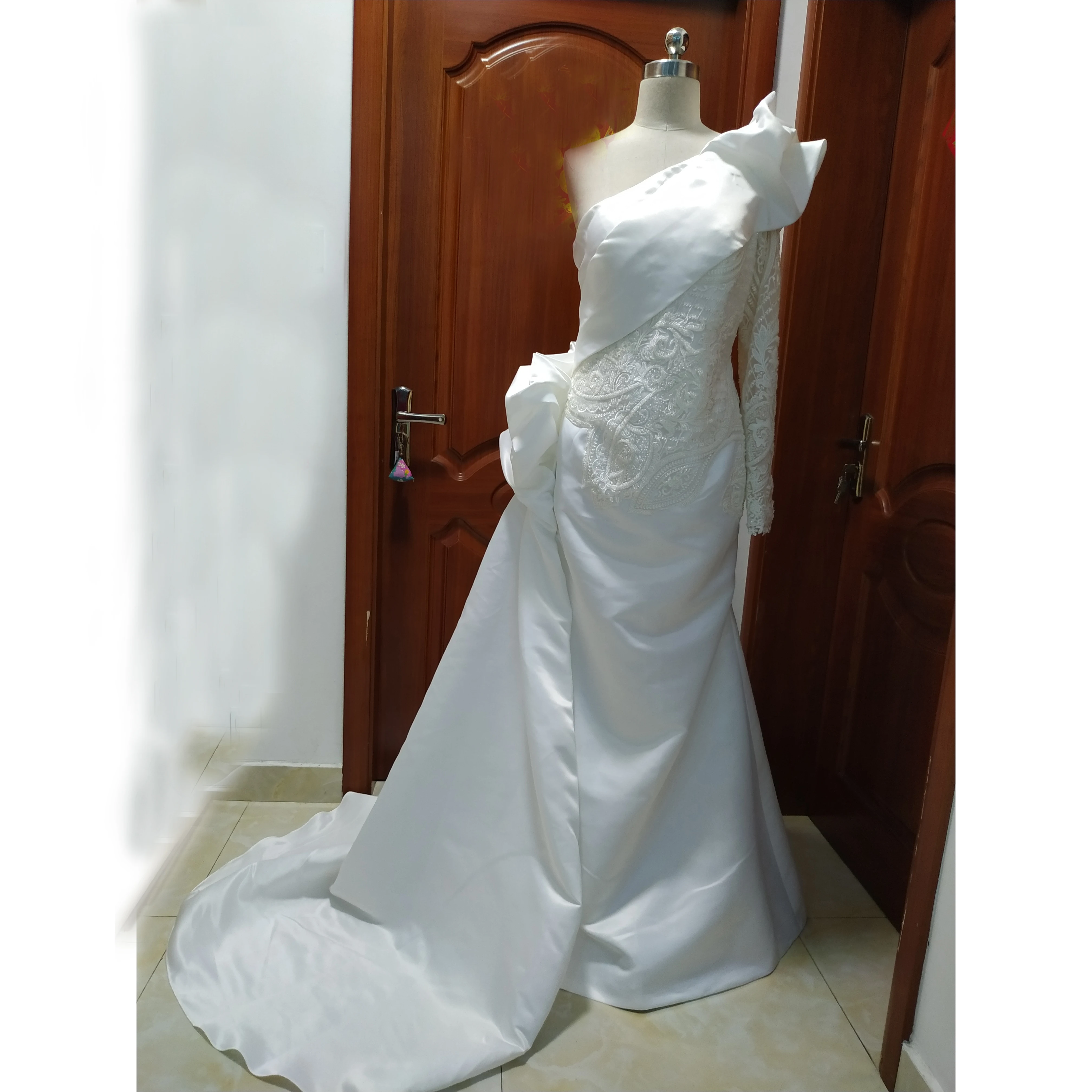 

Glamorous White One Sleeve Asymmentric Mermaid/Trumpet Wedding Dress Beading Court Train Dropped Bridal Gown Vestido De Noiva