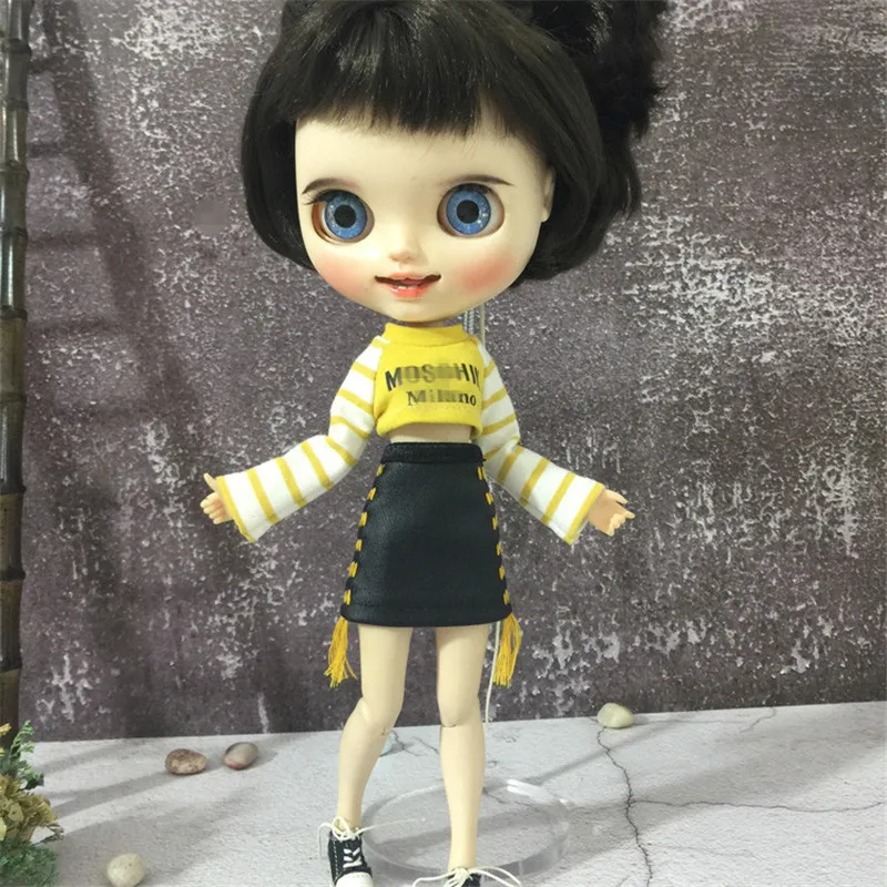 

Blythes Doll Clothes fits 2 sets with a stylish, versatile 1/6 monograph navel baring top + sexy black buttocks covering skirt