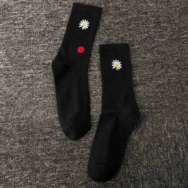 Women Korea Funny Socks Long Socks Black Cool Socks Harajuku GD Hip Hop Cotton Skateboard Socks Men New Trend Daisy Socks Men 4
